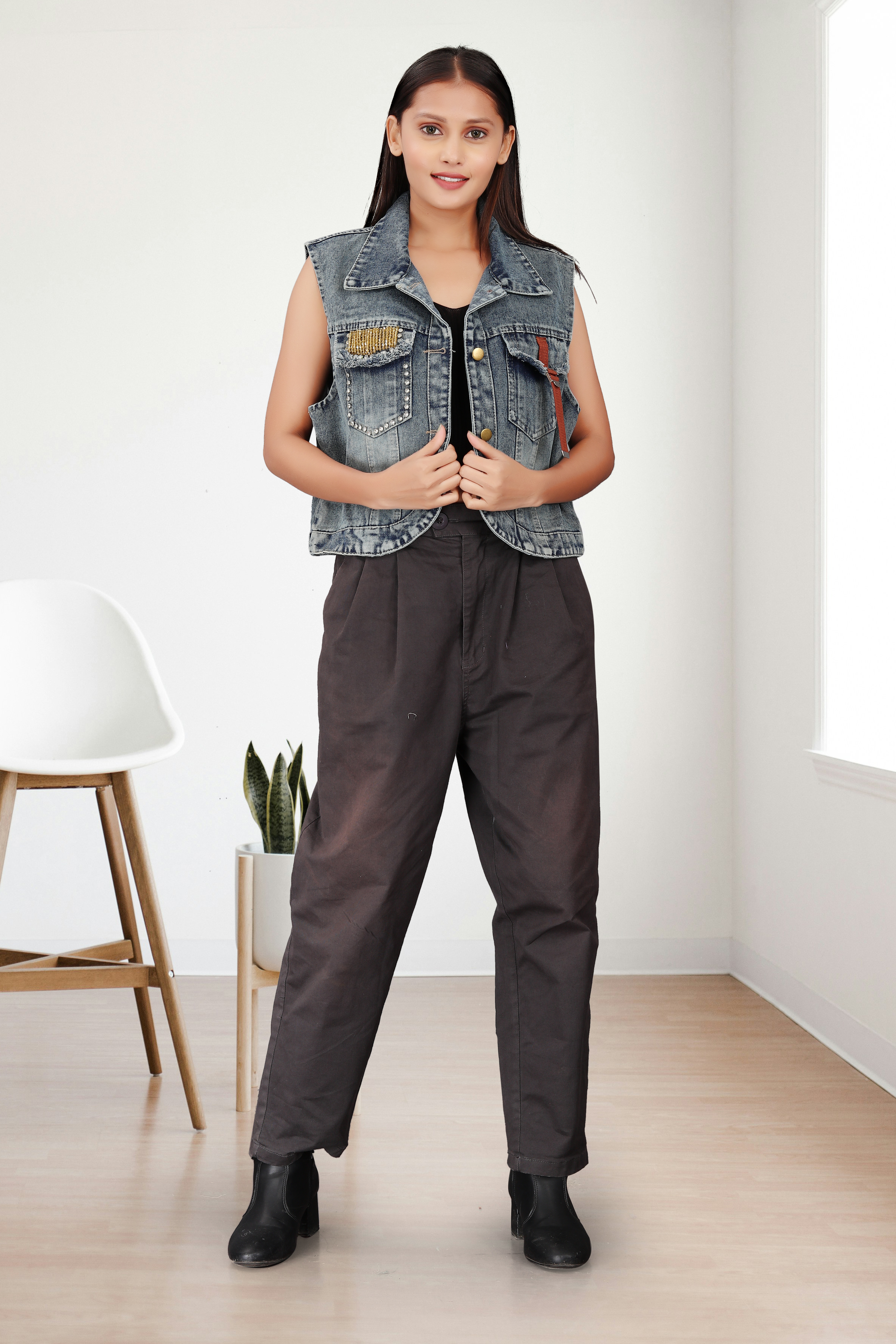 Women’s Sleeveless Denim Jacket with Black Crop Top & High-Waist Pants – Casual Streetwear Outfit