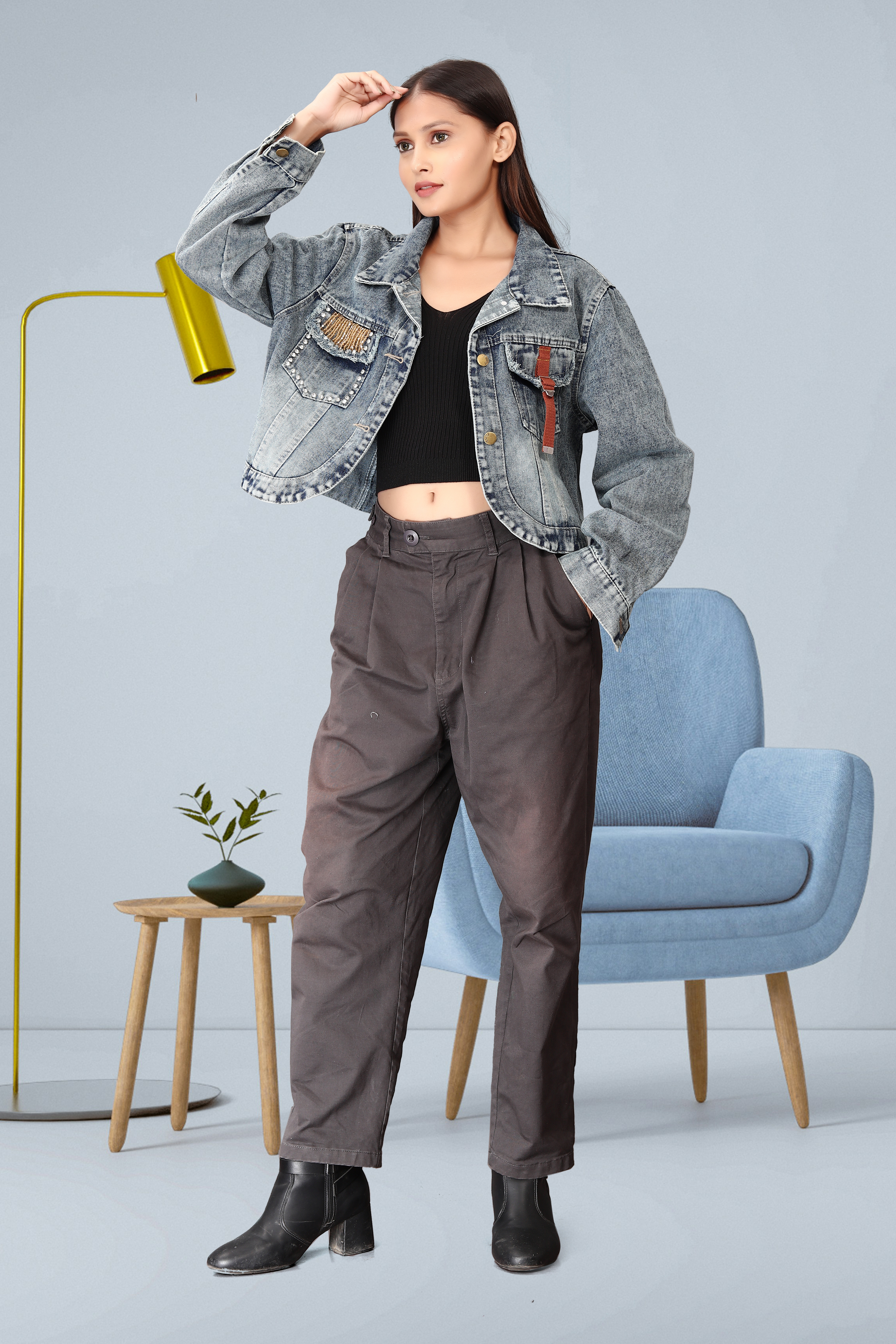 Trendy Women’s Cropped Denim Jacket with Black Crop Top & High-Waist Pants – Casual Streetwear Look